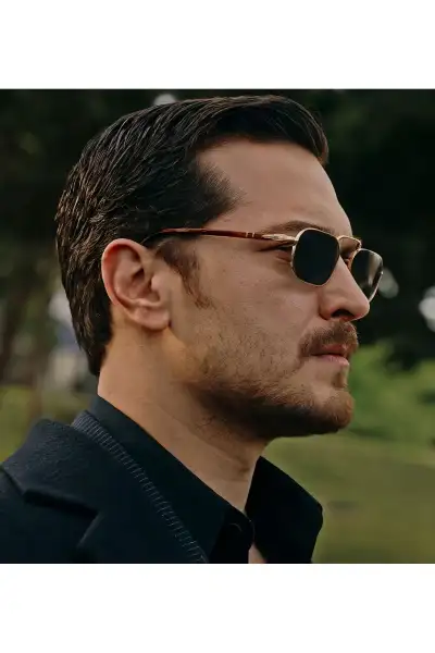 عینک آفتابی شیشه سیاه طلایی اشرف تک عینک آفتابی شیشه سیاه طلایی اشرف تک